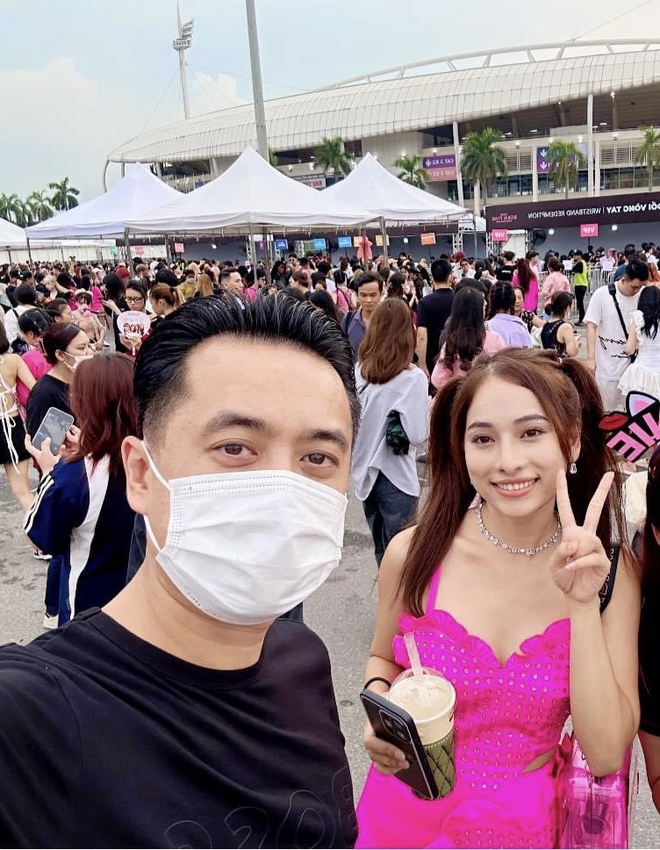  Dàn sao đổ bộ ngày 2 concert BLACKPINK tại Hà Nội: Jun Vũ - S.T Sơn Thạch - Min tụ hội, Hot girl Tây Hồ xuất hiện giờ chót!  - Ảnh 1.