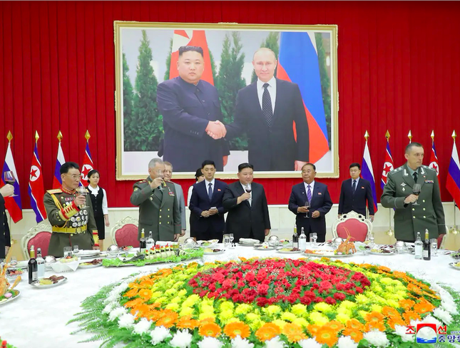 Chân dung khổng lồ của Tổng thống Nga Putin được treo trang trọng ở Triều Tiên - Ảnh 1.