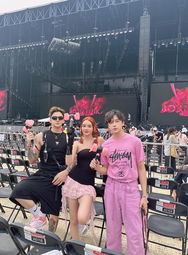  Hội bạn thân rủ nhau đu concert BLACKPINK: Idol đã đẹp, fan của idol cũng đẹp không kém - Ảnh 1.