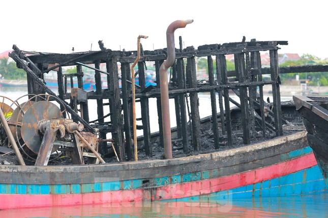 Vụ cháy 5 tàu cá ở Nghệ An: Chủ tàu không mua bảo hiểm nguy cơ trắng tay - Ảnh 4.