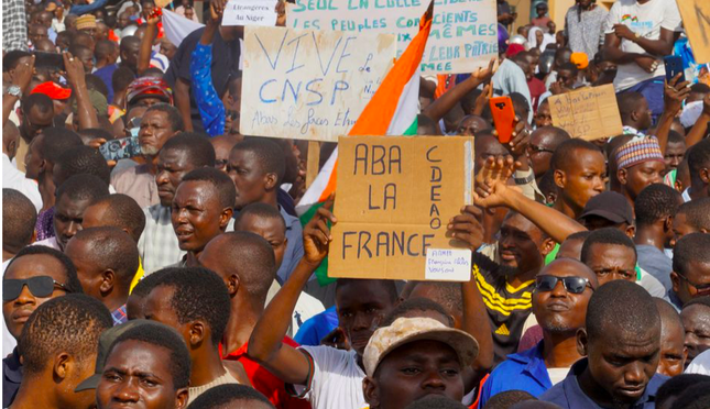 Tây Phi ‘ra đòn’ với lực lượng đảo chính Niger, Đại sứ quán Pháp bị tấn công - Ảnh 1.