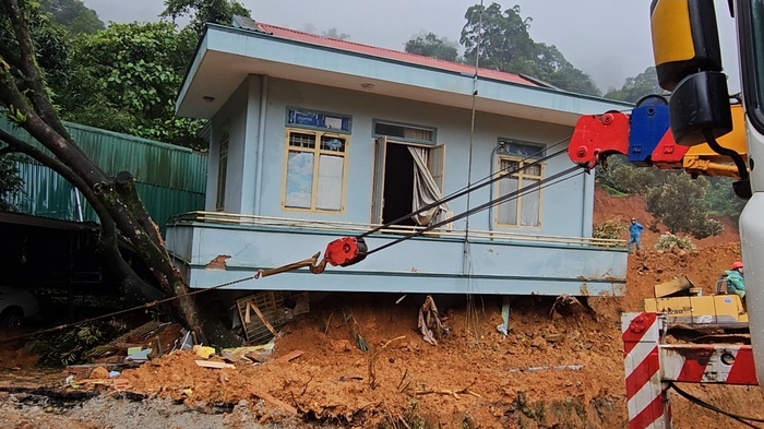 Vụ sạt lở đèo Bảo Lộc: Nạn nhân cuối cùng được tìm thấy sau chốt Cảnh sát giao thông, ở độ sâu gần 2m - Ảnh 1.