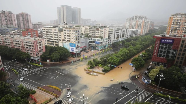 Trung Quốc: Một cửa hàng trang sức bị nước lũ cuốn sạch, thiệt hại 16,5 tỷ đồng - Ảnh 1.