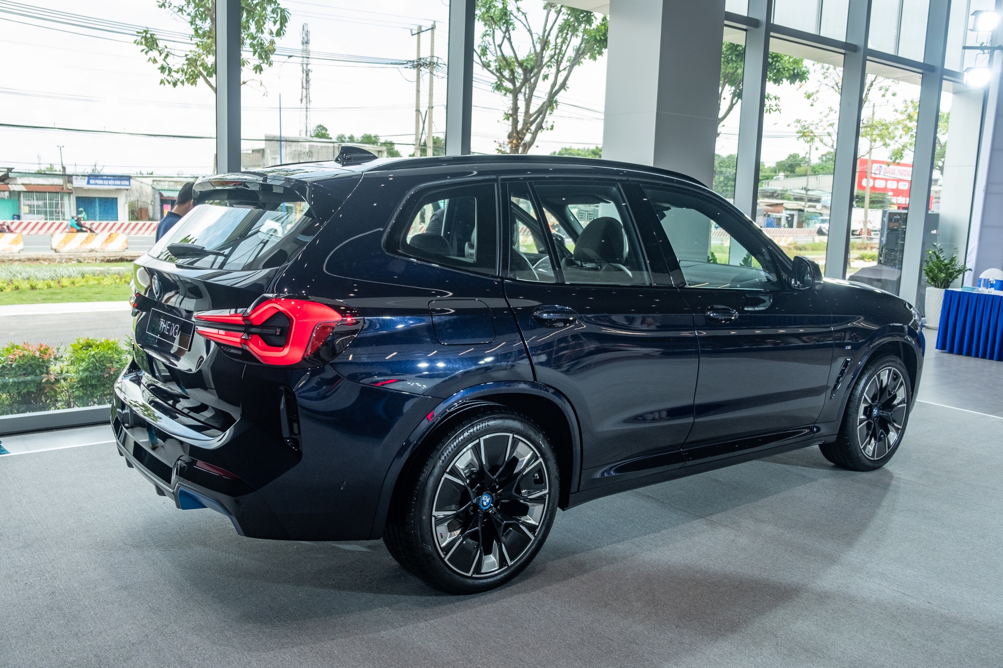 BMW iX3 ra mắt Việt Nam: Giá gần 3,5 tỷ, mạnh hơn, cao cấp hơn X3 lắp ráp, sạc 1 lần dư sức chạy TP. HCM - Nha Trang - Ảnh 3.
