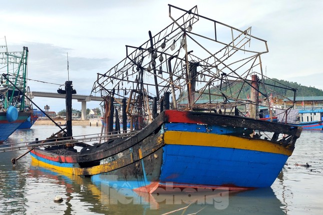 Vụ cháy 5 tàu cá ở Nghệ An: Chủ tàu không mua bảo hiểm nguy cơ trắng tay - Ảnh 3.