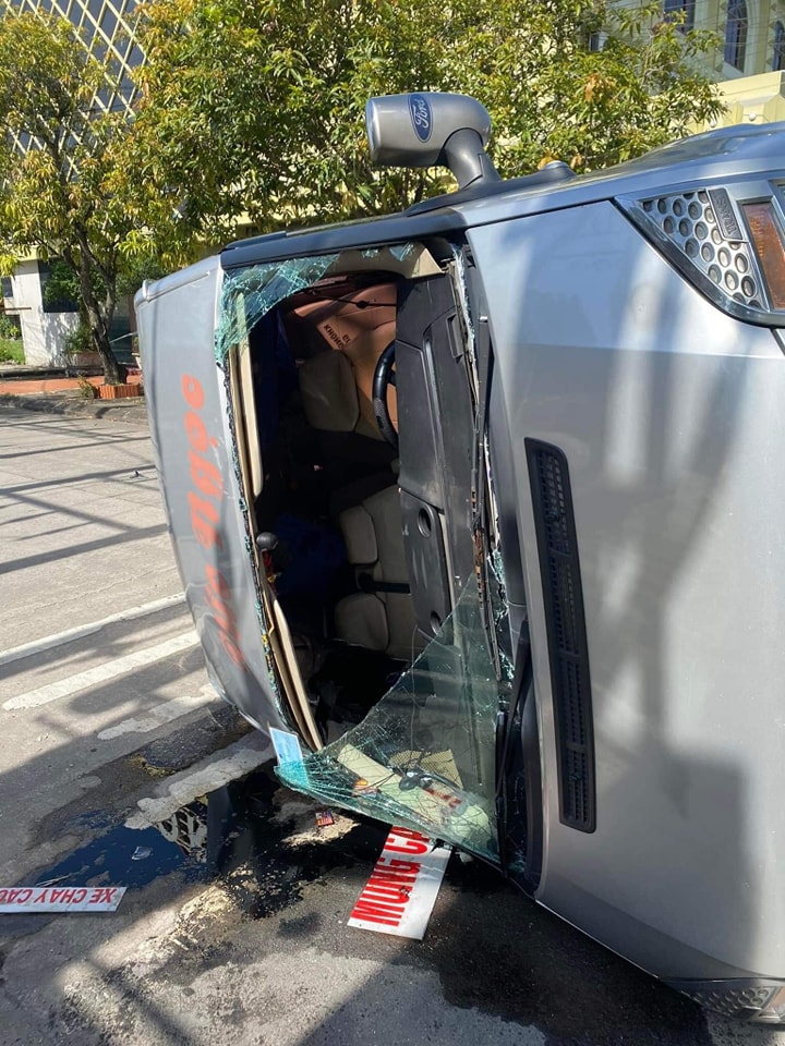 Đằng sau những bức ảnh TNGT: Phóng nhanh qua ngã tư, Ford Transit bị KIA Seltos đâm lật - Ảnh 4.