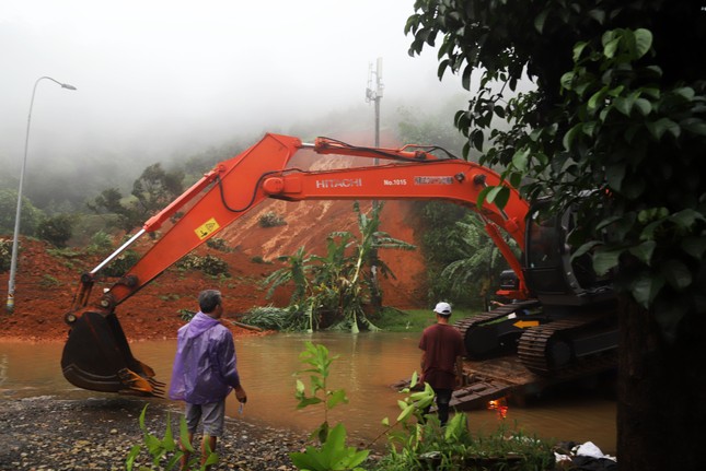 Huy động chó nghiệp vụ tìm nạn nhân cuối cùng vụ sạt lở, vùi lấp trên đèo Bảo Lộc - Ảnh 3.