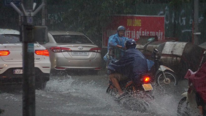  Mưa lớn bất ngờ ở Hà Nội khiến nhiều người trở tay không kịp, xe cộ vật lộn trong nước  - Ảnh 8.