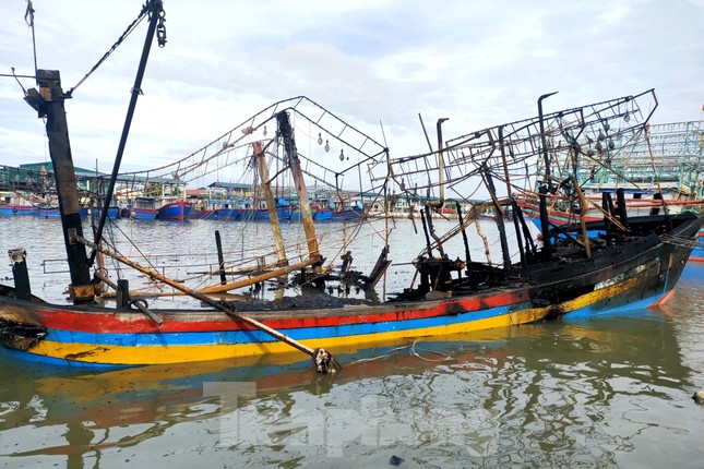 Vụ cháy 5 tàu cá ở Nghệ An: Chủ tàu không mua bảo hiểm nguy cơ trắng tay - Ảnh 2.