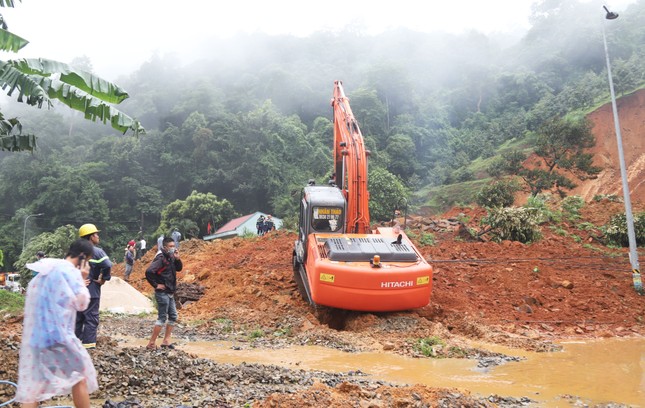 Huy động chó nghiệp vụ tìm nạn nhân cuối cùng vụ sạt lở, vùi lấp trên đèo Bảo Lộc - Ảnh 2.