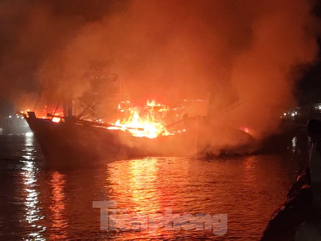 Vụ cháy 5 tàu cá ở Nghệ An: Chủ tàu không mua bảo hiểm nguy cơ trắng tay - Ảnh 1.