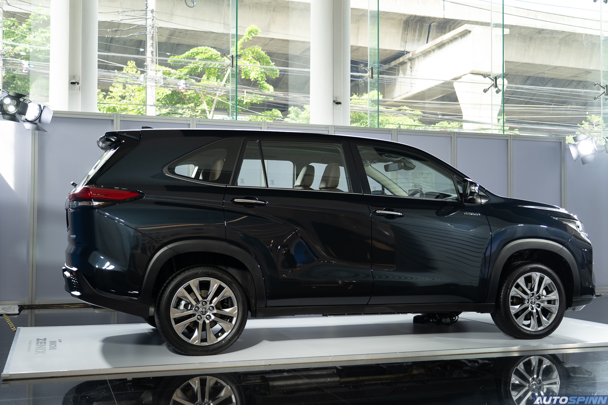 Đây là sự khác biệt giữa 2 bản Innova Cross sắp bán ở Việt Nam: Bản ‘full’ có cửa sổ trời toàn cảnh, ghế thương gia - Ảnh 3.