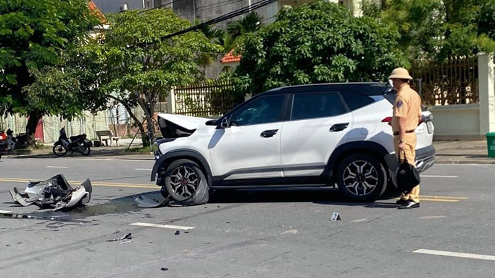 Đằng sau những bức ảnh TNGT: Phóng nhanh qua ngã tư, Ford Transit bị KIA Seltos đâm lật - Ảnh 1.