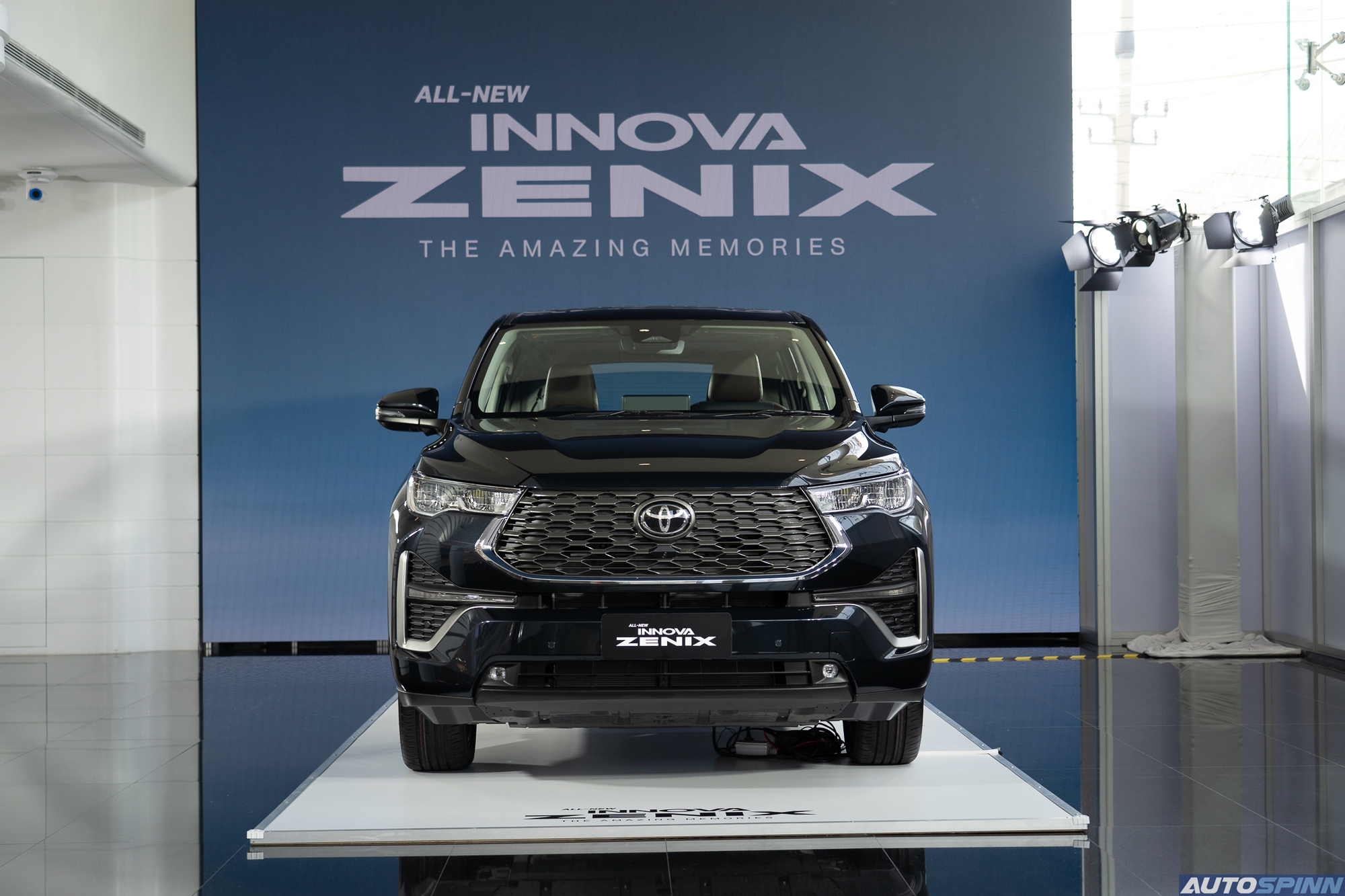 Đây là sự khác biệt giữa 2 bản Innova Cross sắp bán ở Việt Nam: Bản ‘full’ có cửa sổ trời toàn cảnh, ghế thương gia - Ảnh 2.