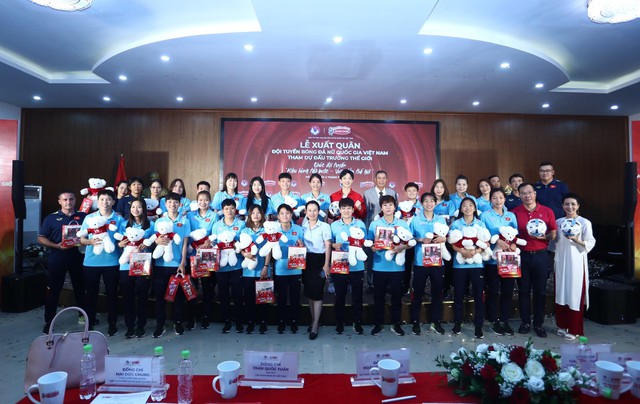 Tiền vệ Thanh Nhã được ca sĩ Hoàng Dũng xin chụp ảnh cùng trong lễ xuất quân của tuyển nữ Việt Nam
