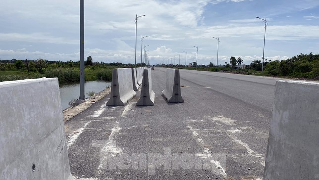 Vụ tai nạn khiến ca nương Tú Thanh tử vong: Dựng rào chắn cấm xe vào đường ven biển - Ảnh 3.