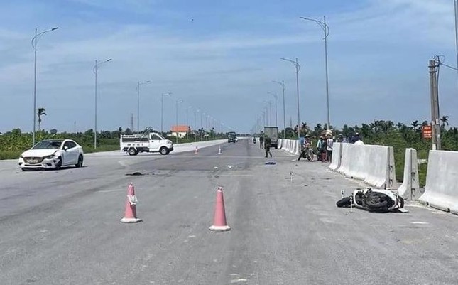 Vụ tai nạn khiến ca nương Tú Thanh tử vong: Dựng rào chắn cấm xe vào đường ven biển - Ảnh 2.