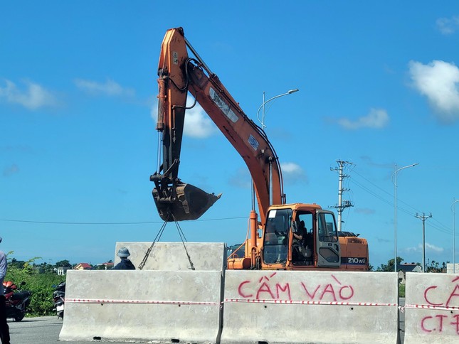 Vụ tai nạn khiến ca nương Tú Thanh tử vong: Dựng rào chắn cấm xe vào đường ven biển - Ảnh 1.