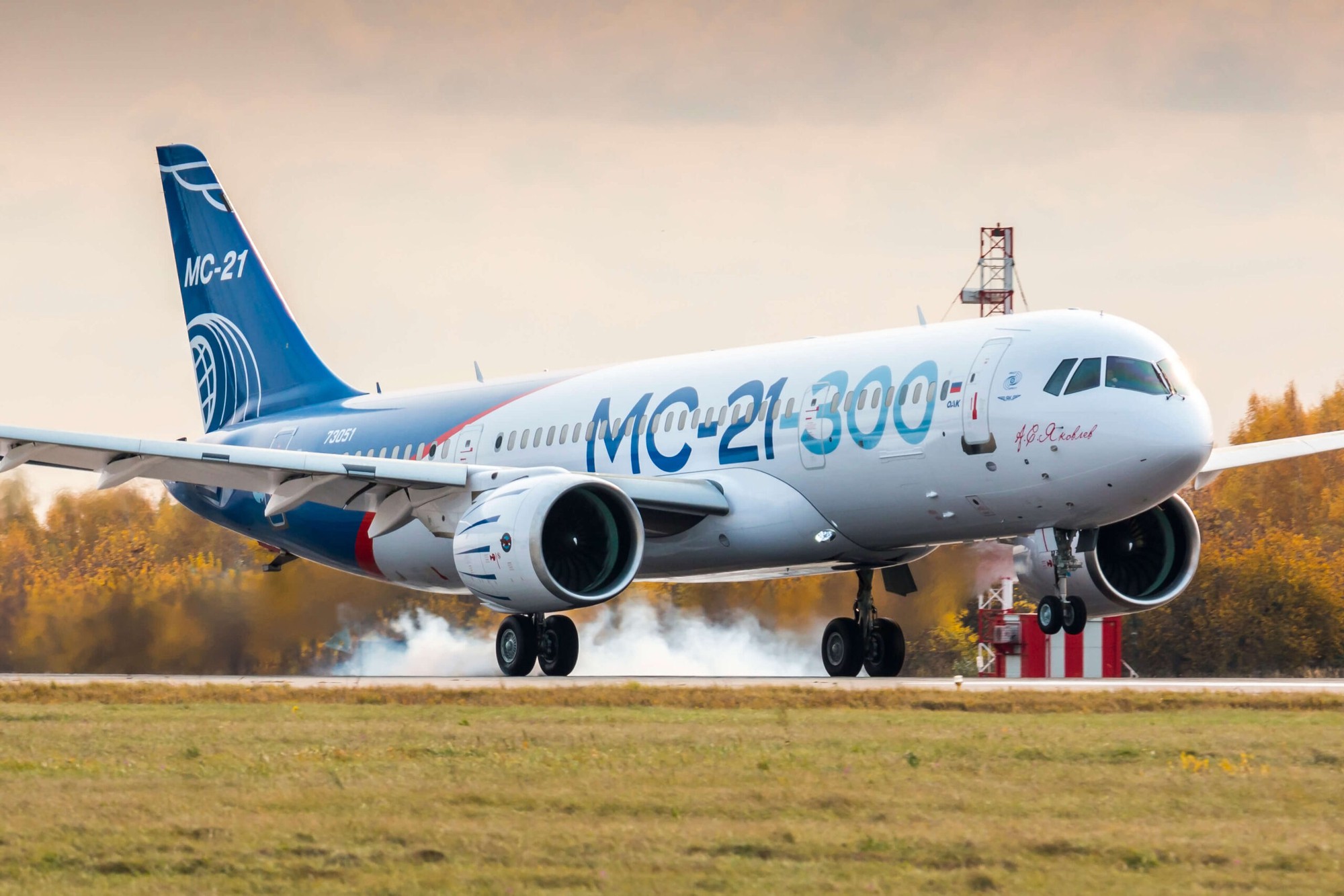 Bất ngờ với giá chốt máy bay Irkut MC-21 của Nga: Rẻ bằng một nửa Airbus, Boeing? - Ảnh 1.