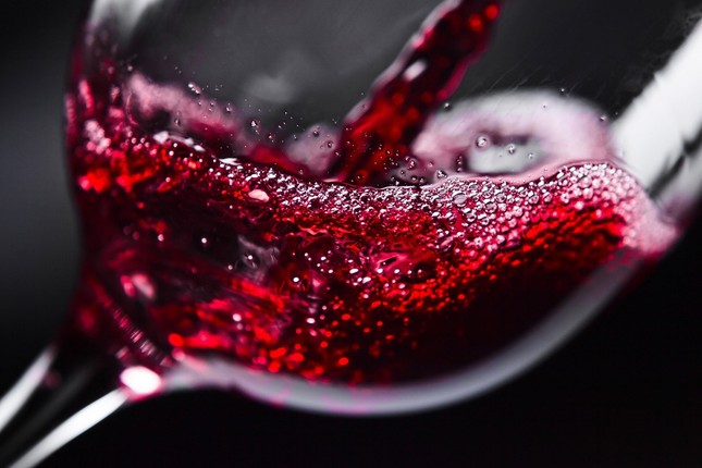Tại sao rượu vang đỏ giúp tăng cường ham muốn tình dục ở cả nam và nữ? - Ảnh 2.