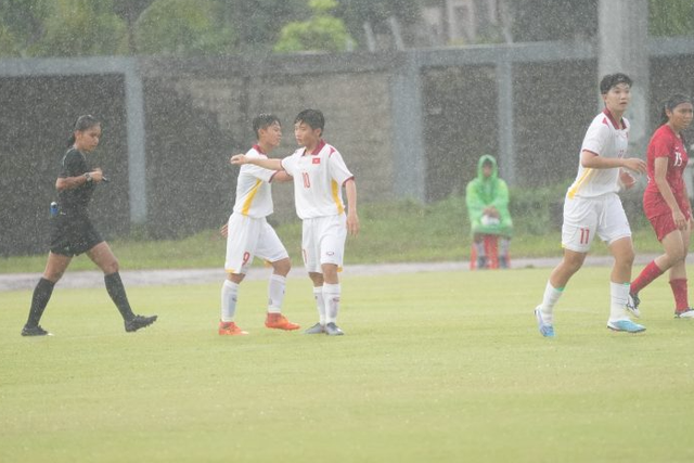 Tuyển trẻ Việt Nam trút cơn mưa bàn thắng vào lưới Singapore, khởi đầu ấn tượng tại giải Đông Nam Á - Ảnh 2.