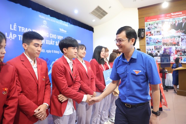 Quỹ Hỗ trợ Tài năng trẻ Việt Nam trao thưởng cho VĐV, HLV điền kinh giành huy chương SEA Games 32 - Ảnh 2.