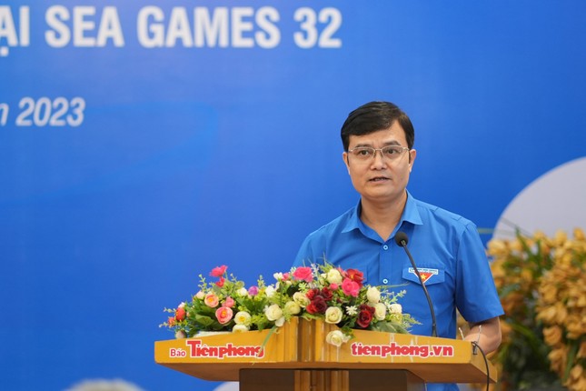 Quỹ Hỗ trợ Tài năng trẻ Việt Nam trao thưởng cho VĐV, HLV điền kinh giành huy chương SEA Games 32 - Ảnh 1.