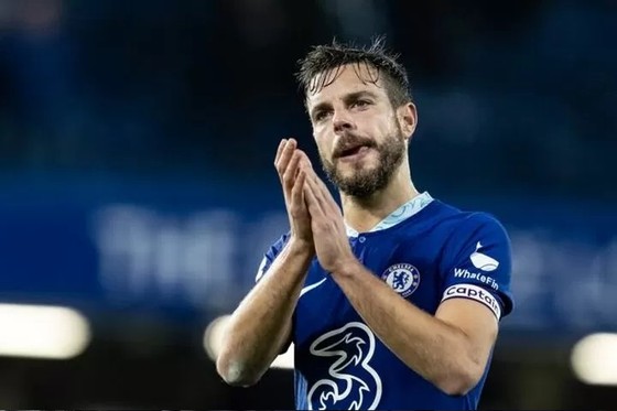 Azpilicueta chia tay Chelsea trong nước mắt