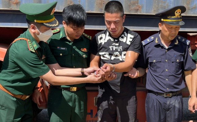 Bắt giữ vụ vận chuyển số lượng lớn pháo và gỗ trắc từ Lào về Việt Nam