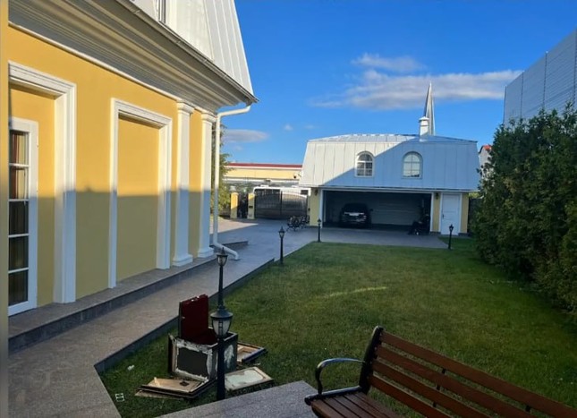 Tìm thấy súng, tóc giả, vàng thỏi trong dinh thự của ông trùm Wagner - Ảnh 1. Tìm thấy súng, tóc giả, vàng thỏi trong dinh thự của ông trùm Wagner - Ảnh 1.