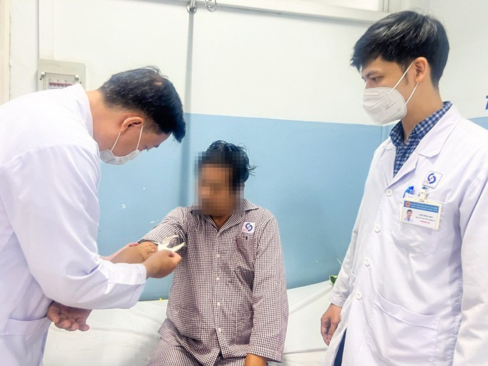 Chặn được bom nổ chậm nằm vùng hiểm của người đàn ông - Ảnh 1. Chặn được bom nổ chậm nằm vùng hiểm của người đàn ông - Ảnh 1.