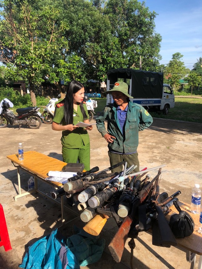 Đắk Lắk: Đổi gạo lấy vũ khí, Công an một huyện thu nhận hơn 300 khẩu súng - Ảnh 3.