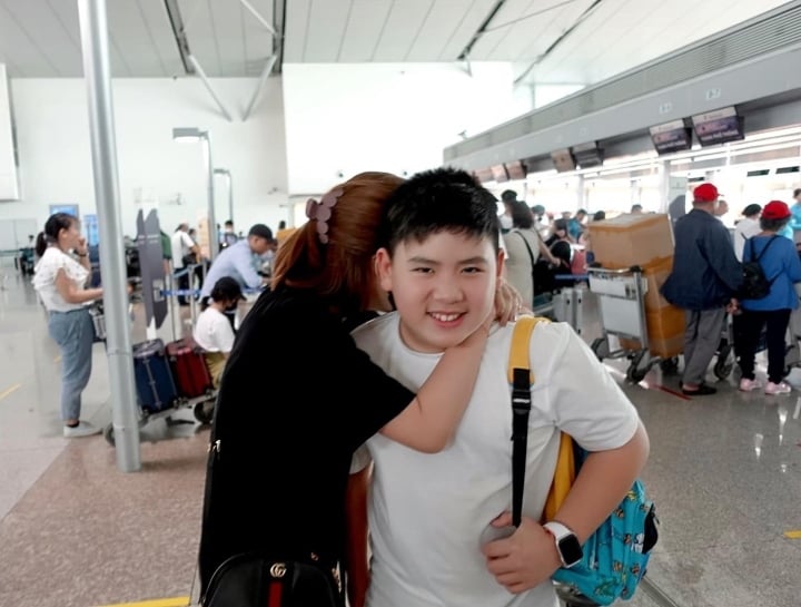 Vợ cũ tiết lộ bạn gái mới khóc như mưa khi tiễn con riêng của Bằng Kiều về Mỹ - Ảnh 2.