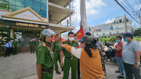Nh&acirc;n vi&ecirc;n ng&acirc;n h&agrave;ng chiếm đoạt tiền vay, 18 kh&aacute;ch h&agrave;ng g&aacute;nh nợ - Ảnh 1.