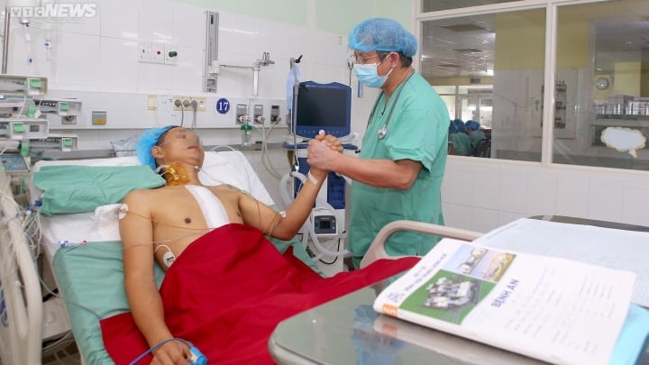 Trái tim từ chuyến bay bị hoãn về đến Huế cứu người thành công - Ảnh 2. Trái tim từ chuyến bay bị hoãn về đến Huế cứu người thành công - Ảnh 2.