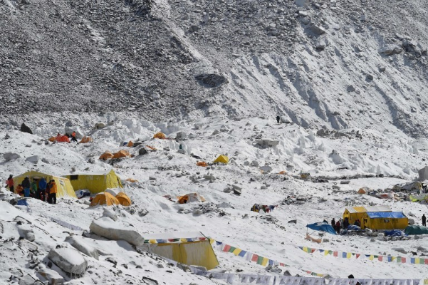 Cô gái trên đỉnh Everest, nhiều người đi qua nhưng phớt lờ, bị phong ấn suốt 9 năm trong tuyết: Tại sao không ai dám cứu giúp? - Ảnh 5.