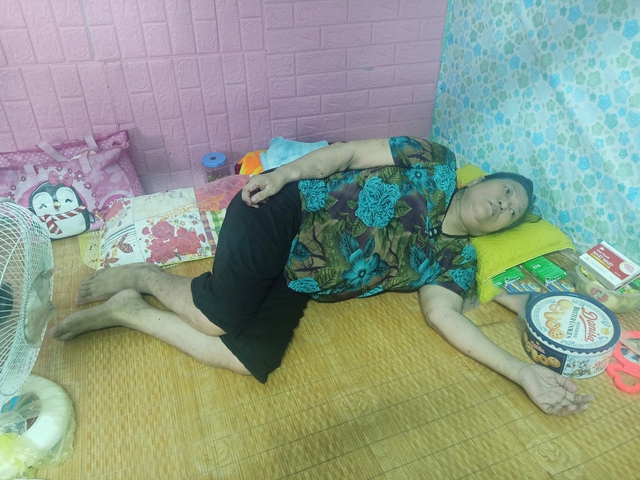 Chồng và con trai cả qua đời, con trai thứ bại liệt, người phụ nữ lớn tuổi vừa mưu sinh vừa chạy thận - Ảnh 1. Chồng và con trai cả qua đời, con trai thứ bại liệt, người phụ nữ lớn tuổi vừa mưu sinh vừa chạy thận - Ảnh 1.