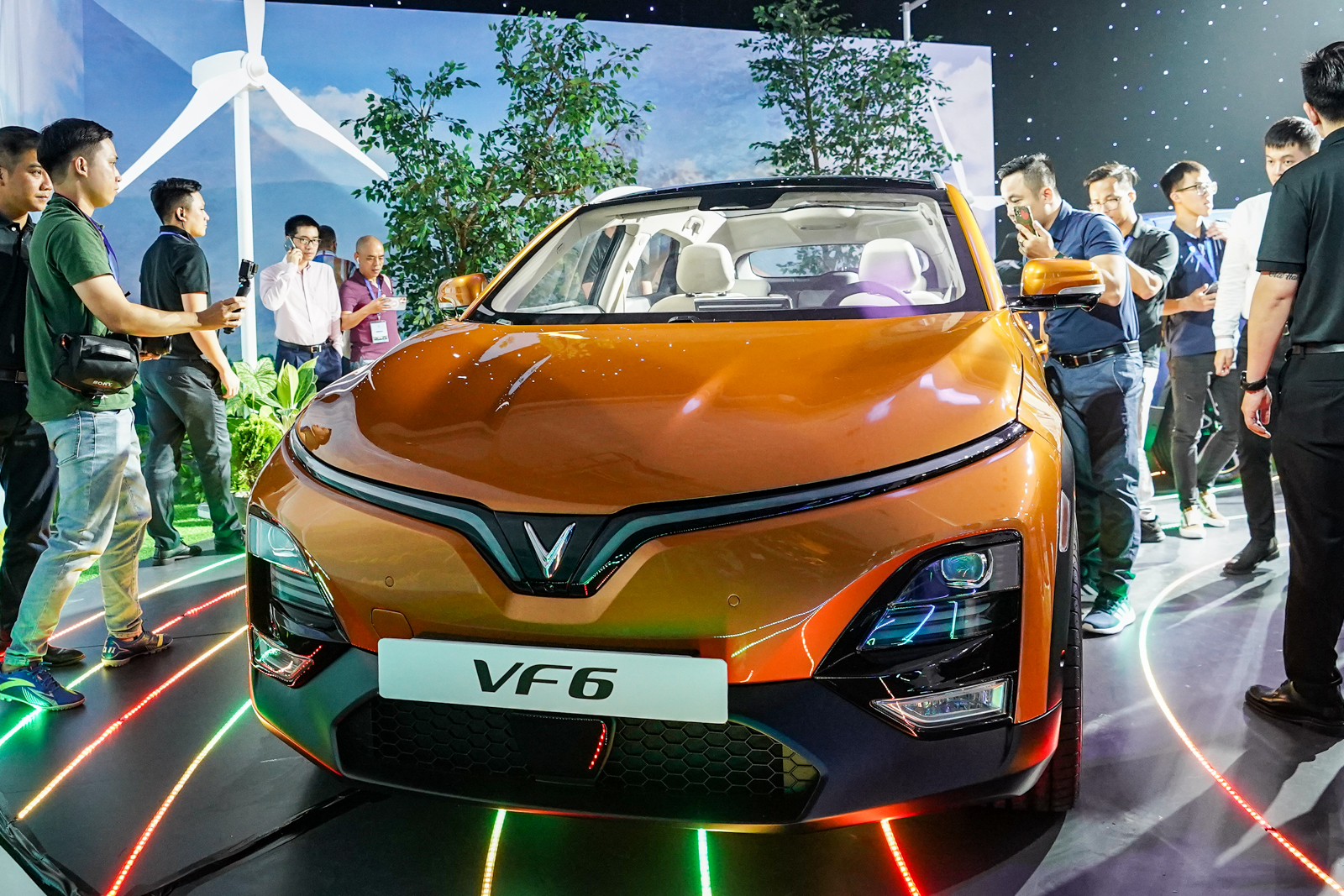 VinFast VF 6 ra mắt Việt Nam: Tầm vận hành gần 400km, là bom tấn phân khúc SUV hạng B sắp mở bán - Ảnh 4.