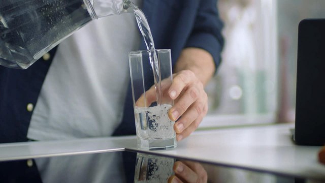 Loại đồ uống bị đồn để qua đêm sẽ thành “thuốc độc, rút ngắn tuổi thọ: Sự thật không phải ai cũng biết - Ảnh 1. Loại đồ uống bị đồn để qua đêm sẽ thành “thuốc độc, rút ngắn tuổi thọ: Sự thật không phải ai cũng biết - Ảnh 1.