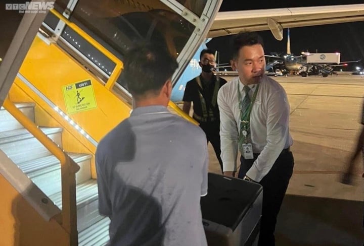 Trái tim từ chuyến bay bị hoãn về đến Huế cứu người thành công - Ảnh 1. Trái tim từ chuyến bay bị hoãn về đến Huế cứu người thành công - Ảnh 1.