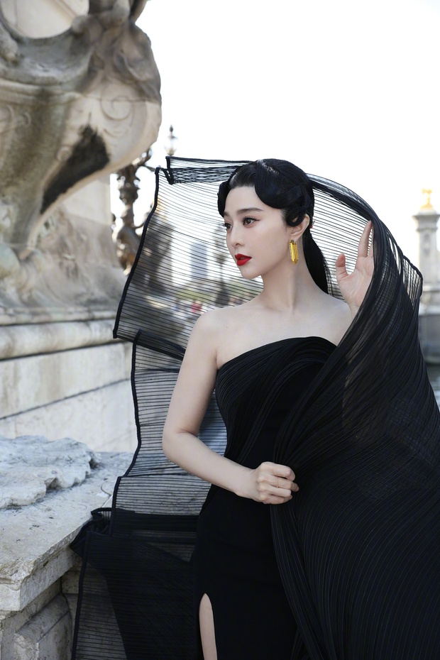 Cam thường “bóc” nhan sắc Phạm Băng Băng tại sự kiện ở Pháp: Có khác với ảnh studio khi đọ sắc cùng Cardi B? - Ảnh 2. Cam thường “bóc” nhan sắc Phạm Băng Băng tại sự kiện ở Pháp: Có khác với ảnh studio khi đọ sắc cùng Cardi B? - Ảnh 2.