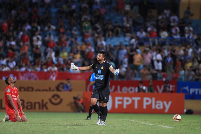 HLV Nam Định: CLB CAHN thiếu chiều sâu, dùng Quang Hải chưa đúng cách - Ảnh 2. HLV Nam Định: CLB CAHN thiếu chiều sâu, dùng Quang Hải chưa đúng cách - Ảnh 2.