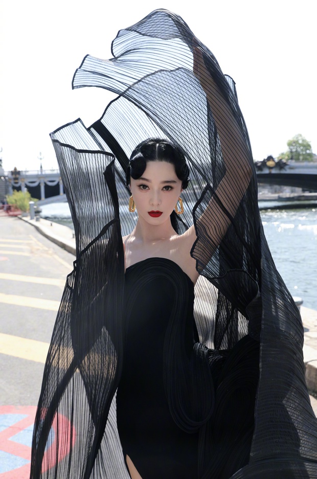 Cam thường “bóc” nhan sắc Phạm Băng Băng tại sự kiện ở Pháp: Có khác với ảnh studio khi đọ sắc cùng Cardi B?