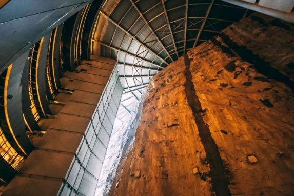 Đây là cách các “pháp sư Trung Hoa” xây kỳ quan kiến trúc thế giới tựa trên vách đá sâu gần 100 m: Đội ngũ 5.000 người làm việc 12 năm mới xây xong toà nhà 18 tầng - Ảnh 8.