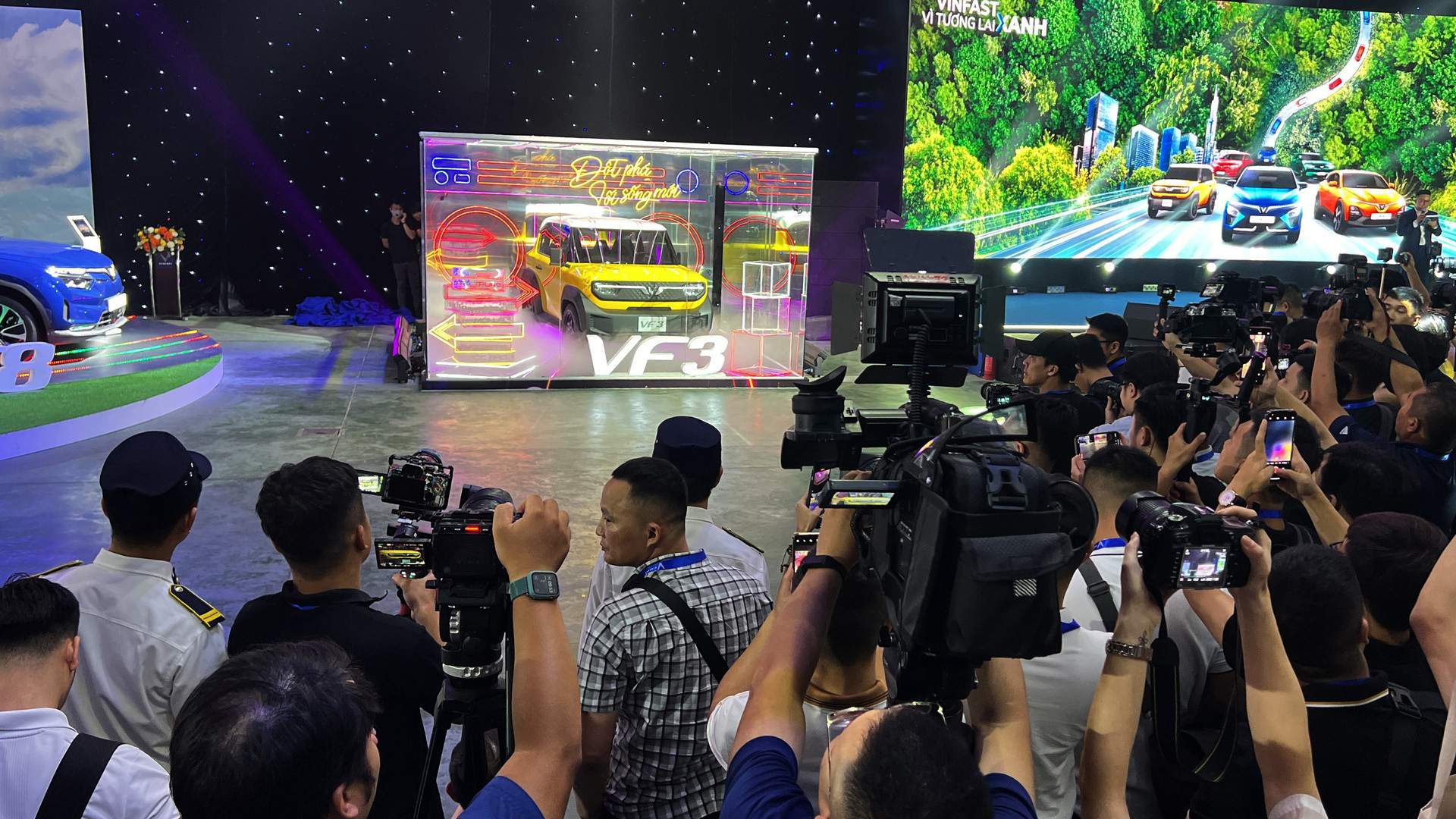 Hé lộ hình ảnh đầu tiên của mini car VF3, chiếc xe được VinFast kỳ vọng trở thành phương tiện quốc dân - Ảnh 1.