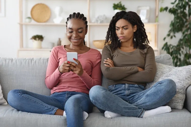 7 dấu hiệu cho thấy bạn đang c&oacute; một người bạn độc hại - Ảnh 1.