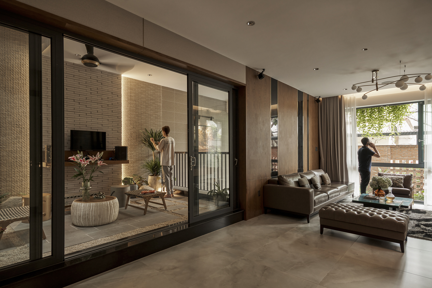 Giữa phố thị đông đúc và chật chội, một căn nhà có cả vườn cây và ao cá thu hút mọi ánh nhìn - Ảnh 6. Giữa phố thị đông đúc và chật chội, một căn nhà có cả vườn cây và ao cá thu hút mọi ánh nhìn - Ảnh 6.