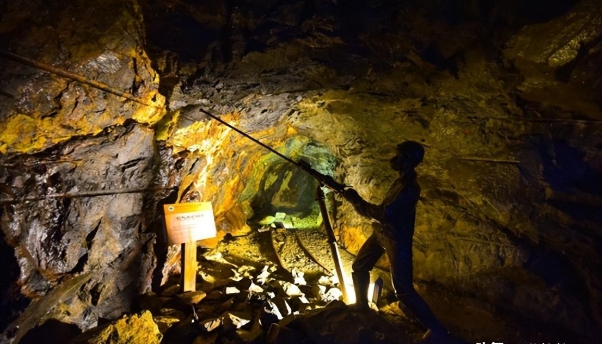 Lão nông phát hiện dòng suối vàng khi đi hái thuốc: Chuyên gia cho phá nổ mìn phá núi, hé lộ sự thật về hàng trăm tấn vàng trị giá 283 nghìn tỷ từ gần 400 năm trước - Ảnh 11.