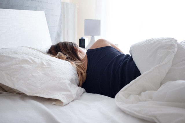 Ngủ nằm ngửa hay nằm nghiêng tốt hơn? Chuyên gia chỉ ra lợi ích sức khỏe đáng chú ý - Ảnh 1.