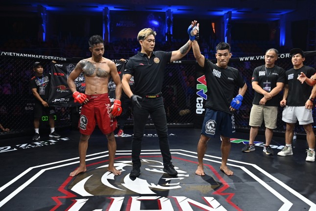 Trần Ngọc Lượng đánh bại đệ tử Johnny Trí Nguyễn trên sàn MMA Lion Championship 07 - Ảnh 4.